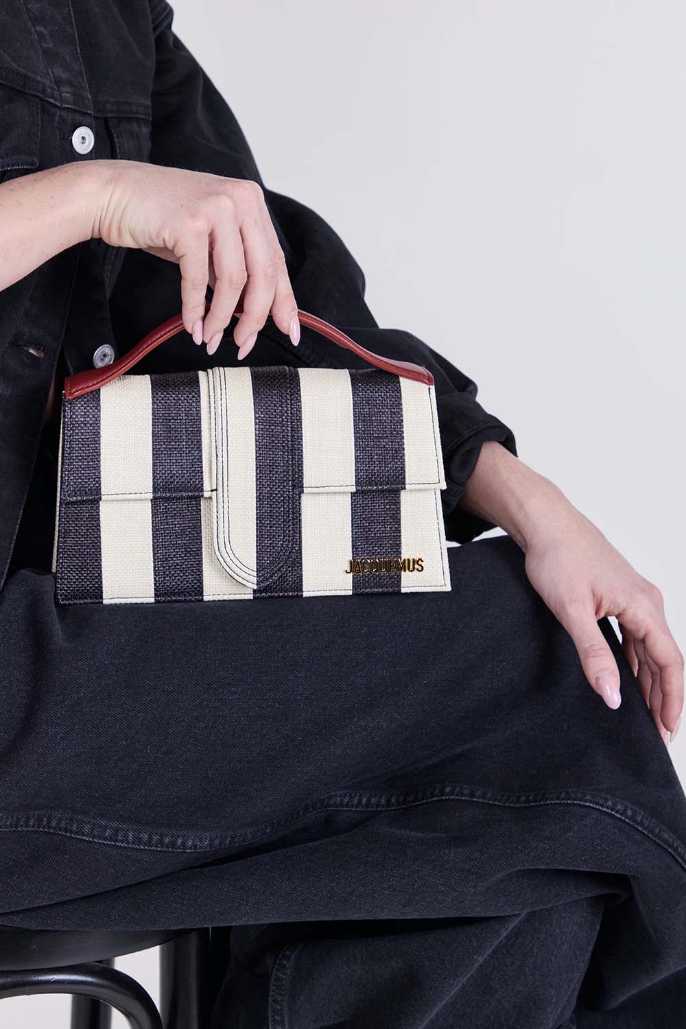 תמונת כל הלוק של תיק קרוסבודי